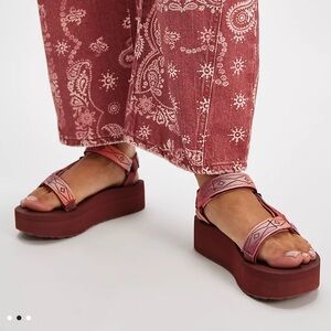 Teva Women's Sandal Flatform Universal Sunscape Sandal  Waterless Scarlet Size 8